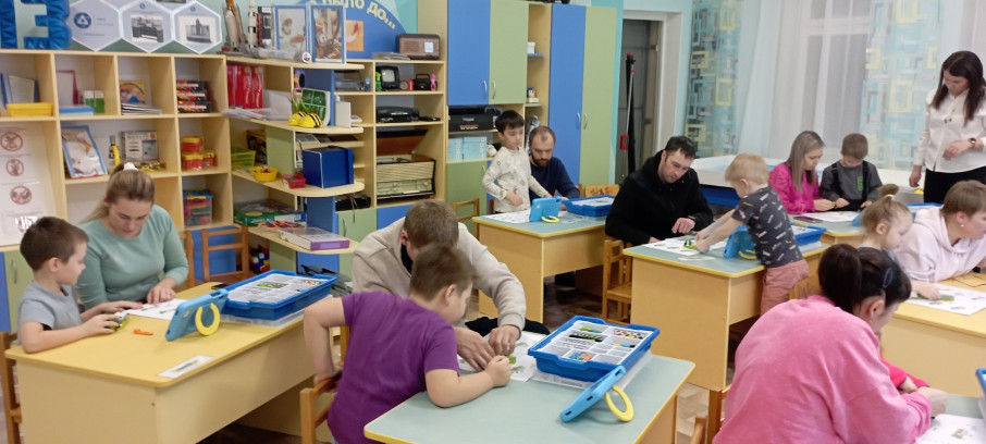 Семейный чемпионат "ЧМЗ: играй и познавай" Семейный чемпионат "ЧМЗ: играй и познавай".